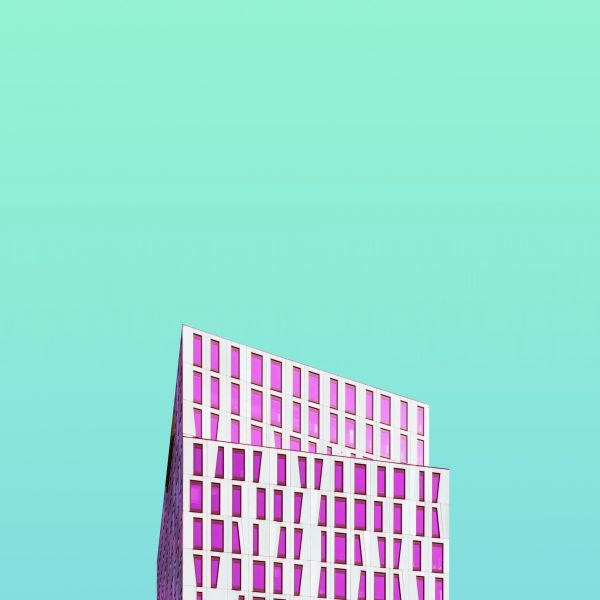 Moderne Architektur vor türkisem Himmel