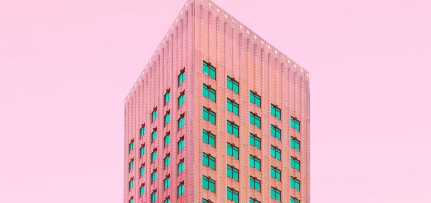 Moderne Architektur vor orangem Himmel